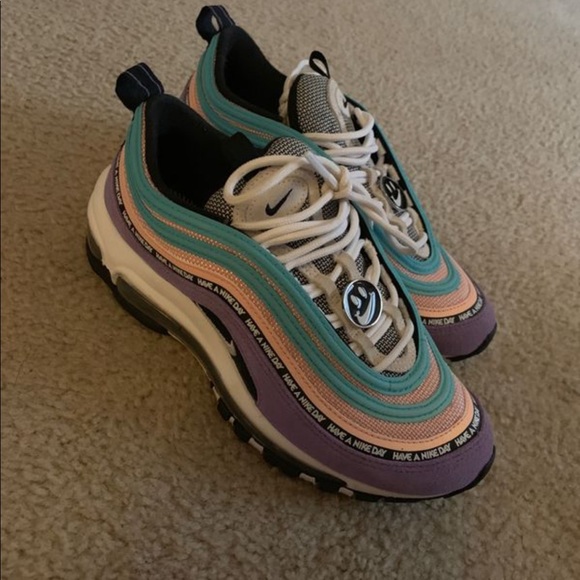 Nike - Picture 3 of 4